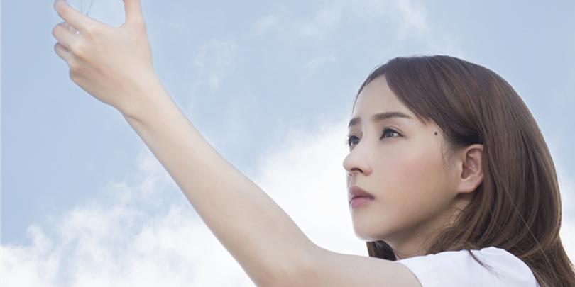 二珂《樱花粉的浪漫》首发 周杰伦御用编曲人操刀